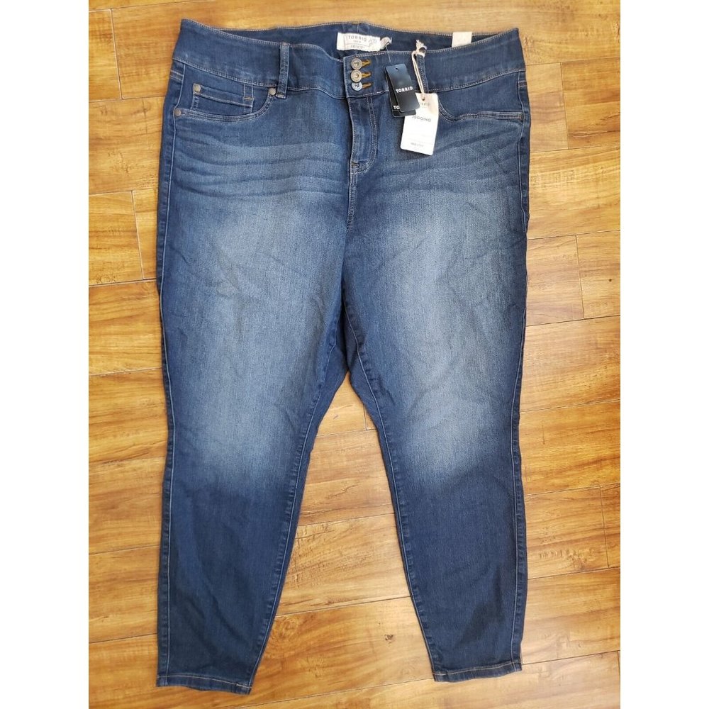 NWT Women's 24 T Torrid stretch Cropped jeans: Jegging fit, medium wash‎